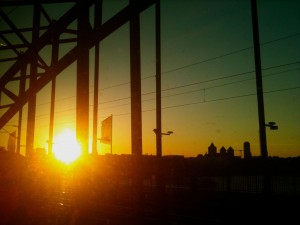 Ankunft in Köln. Kurz vor dem Bahnhof