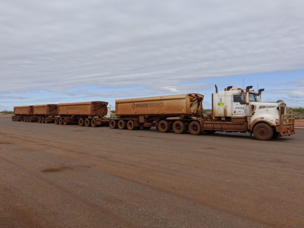 Road Train auf dem Weg nach Port Hedland