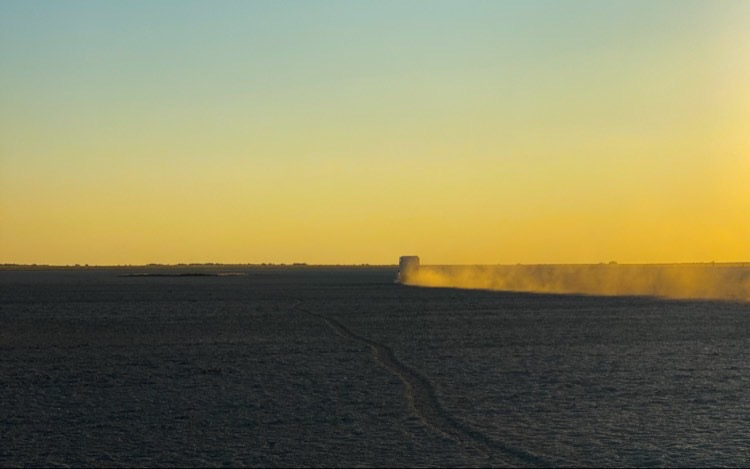 Schöner Staub im Sonnenuntergang