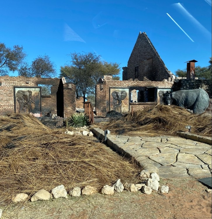 abgebranntes Hauptgebäude der West Nest Lodge Gobabis